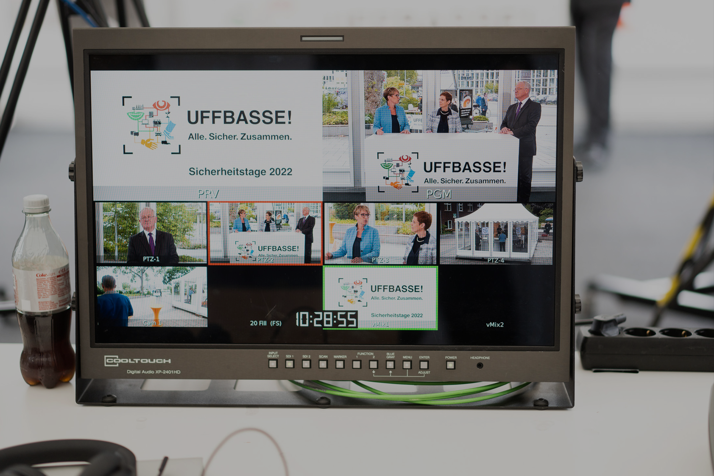 Multiview-Regieansicht eines digitalen oder hybriden Events mit mehreren Sprechern
