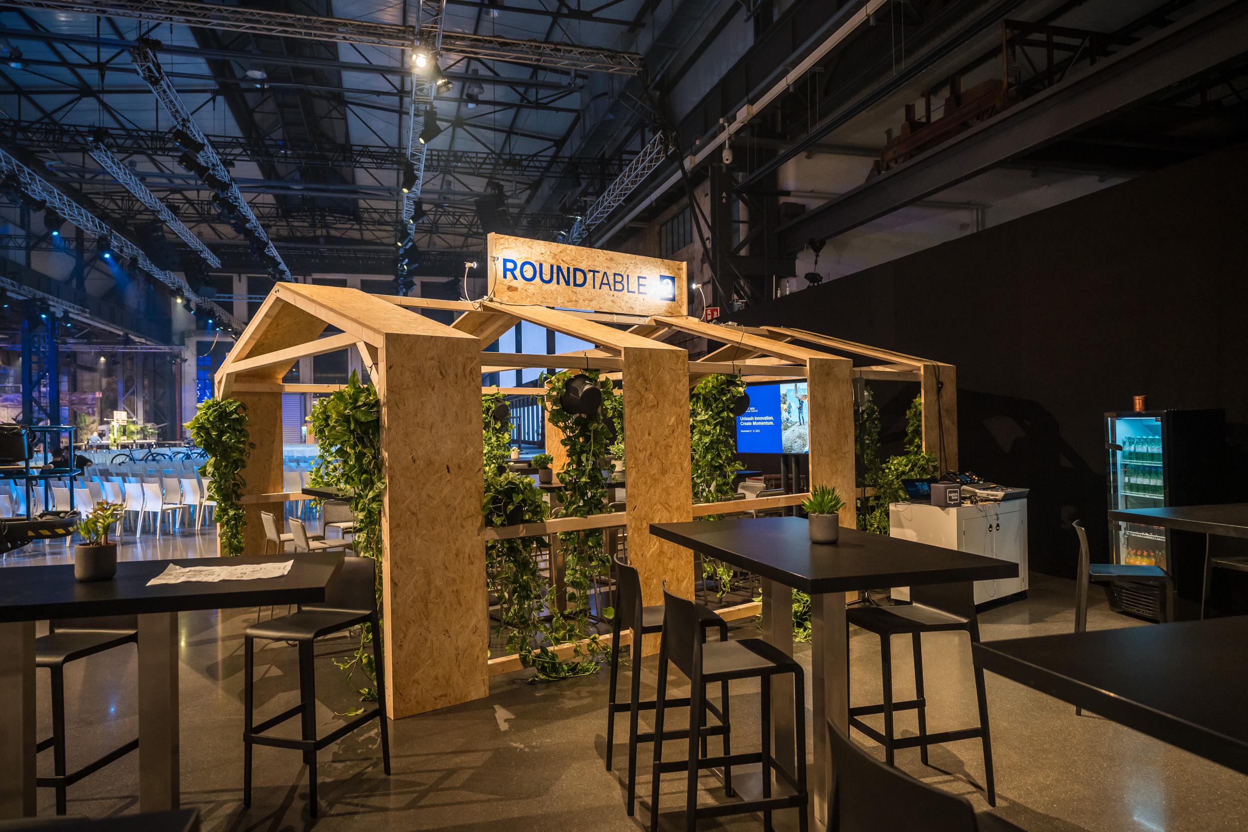 CONNECT 2023 Setup in der Location, Round Table Setting