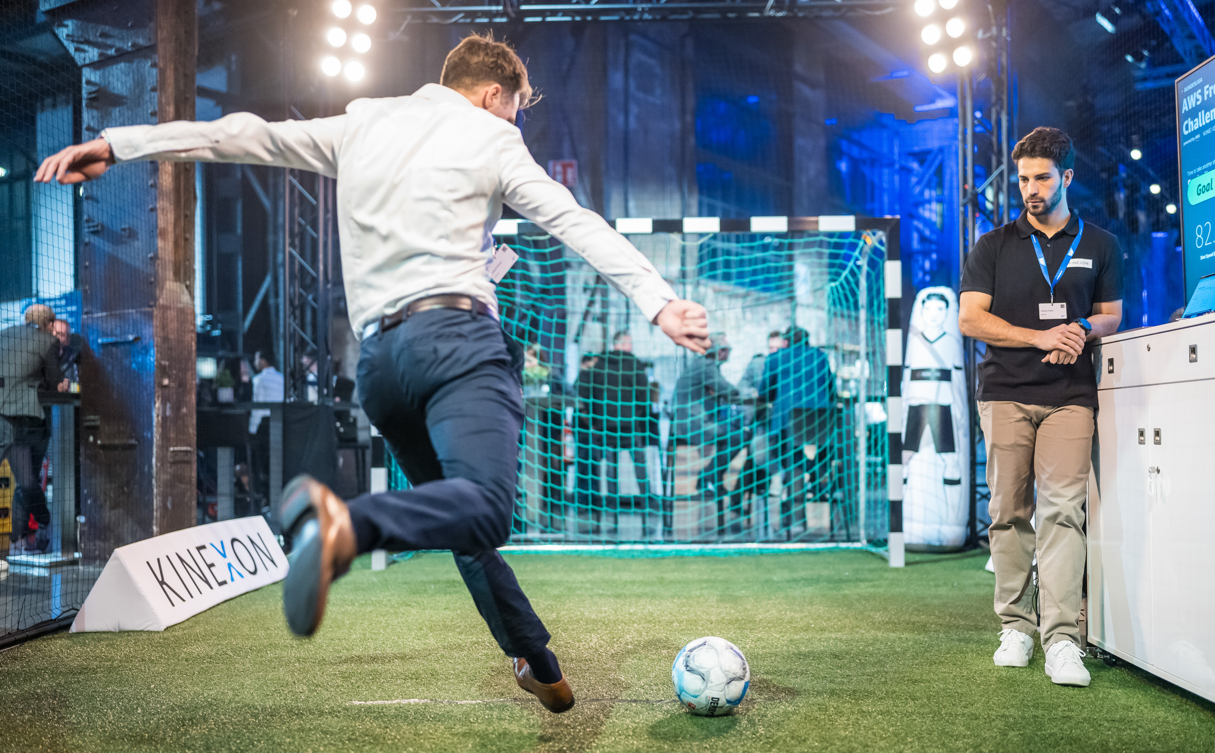 CONNECT 2023 Fußball-Challenge, Teilnehmende die ein Tor schießen