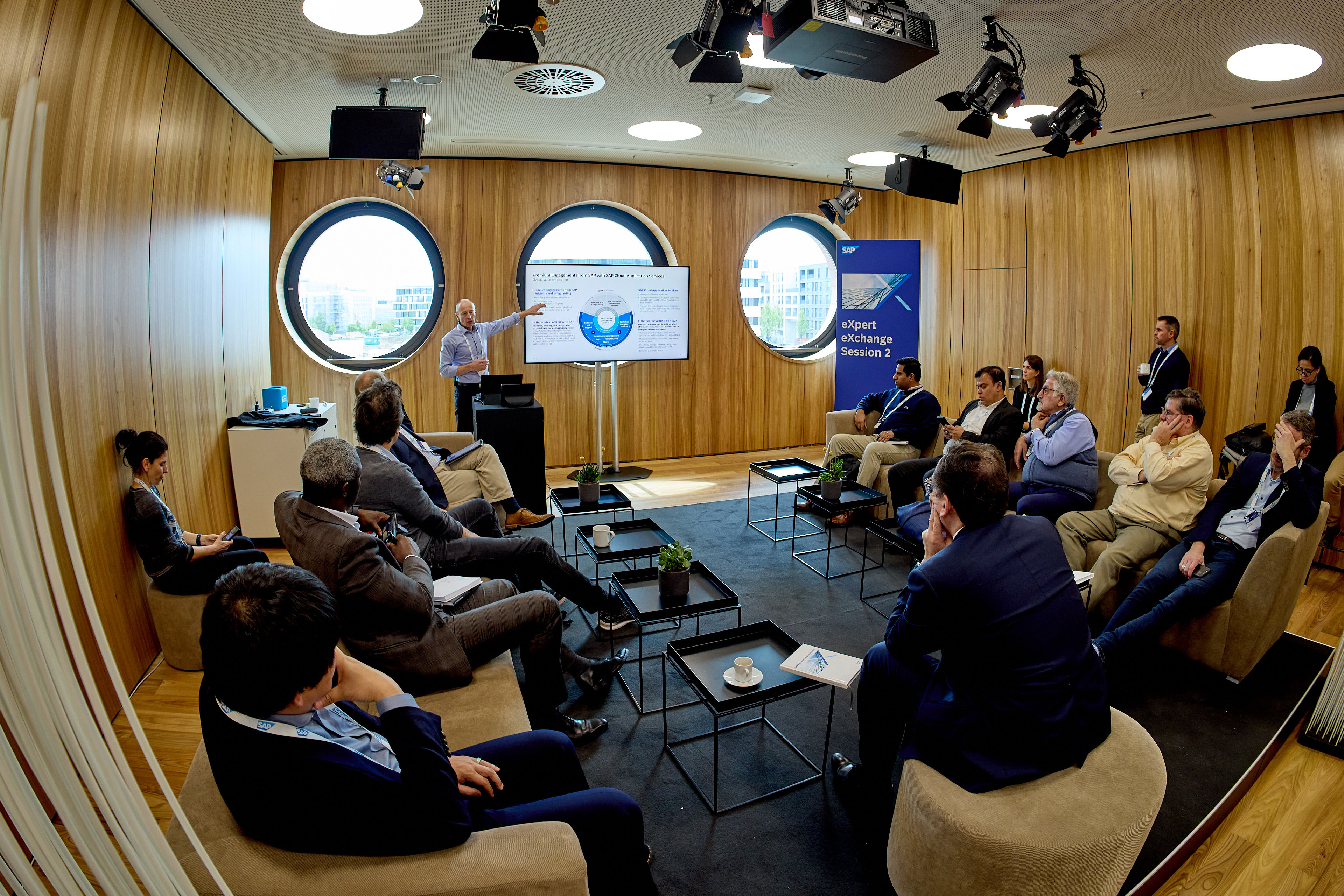 Meeting Raum im HCC mit Gästen