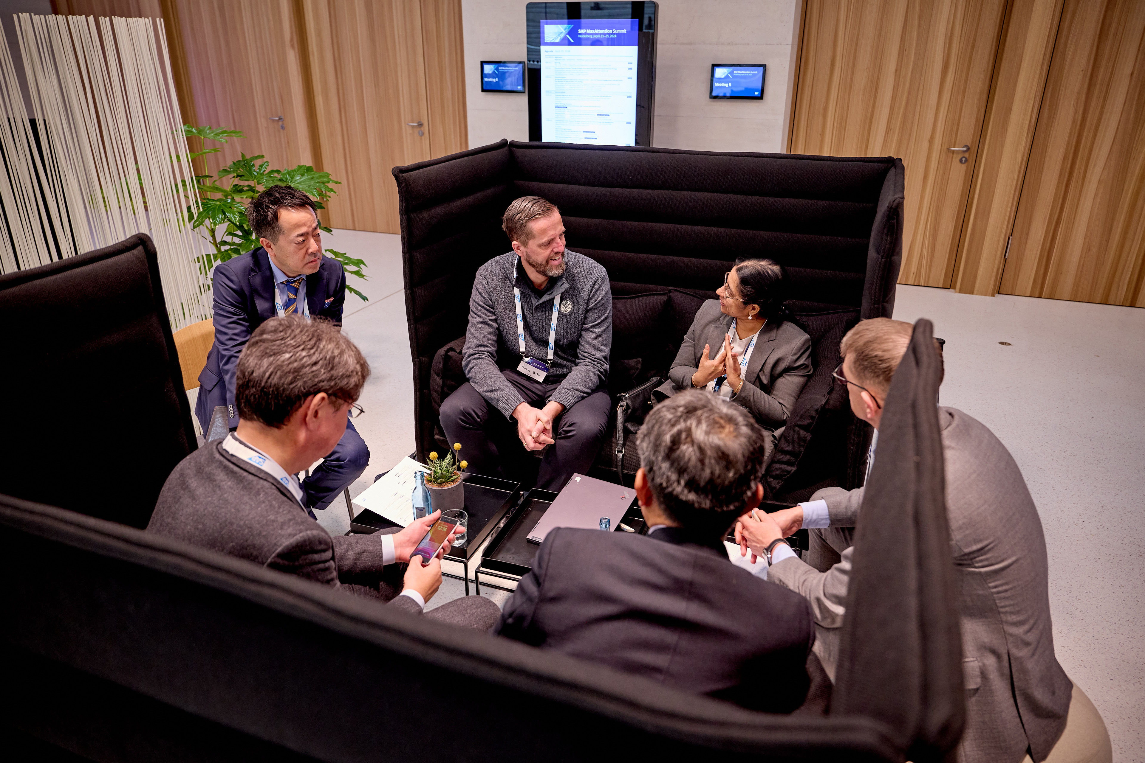 Teilnehmende unterhalten sich in einem Talking Node