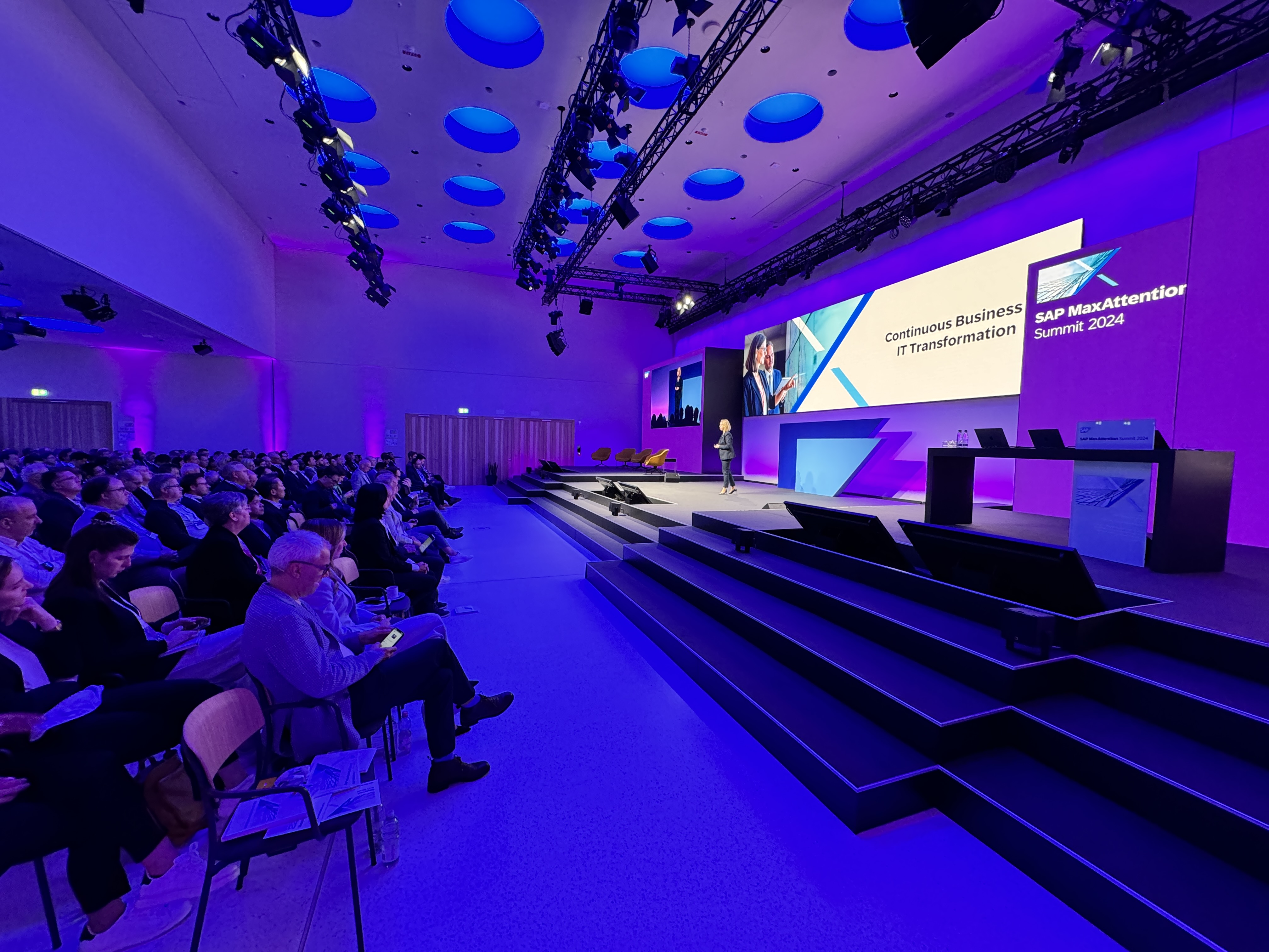 18m breite Stage mit unterschiedlichen Zonen/Ebenen