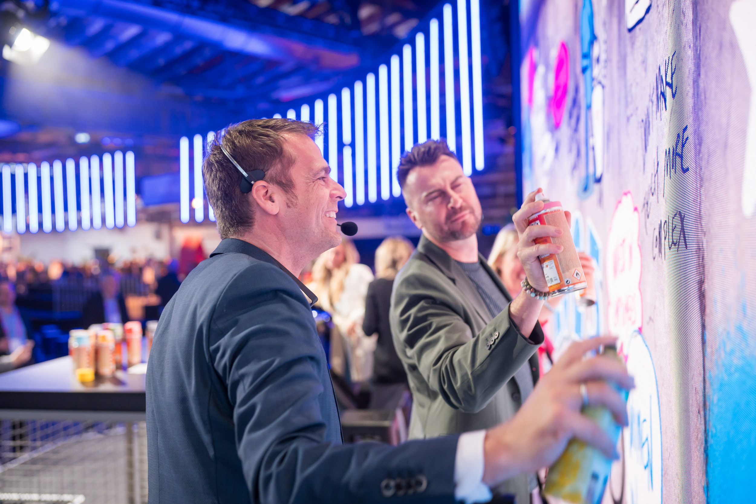 Zwei Männer mit Graffiti-Dosen